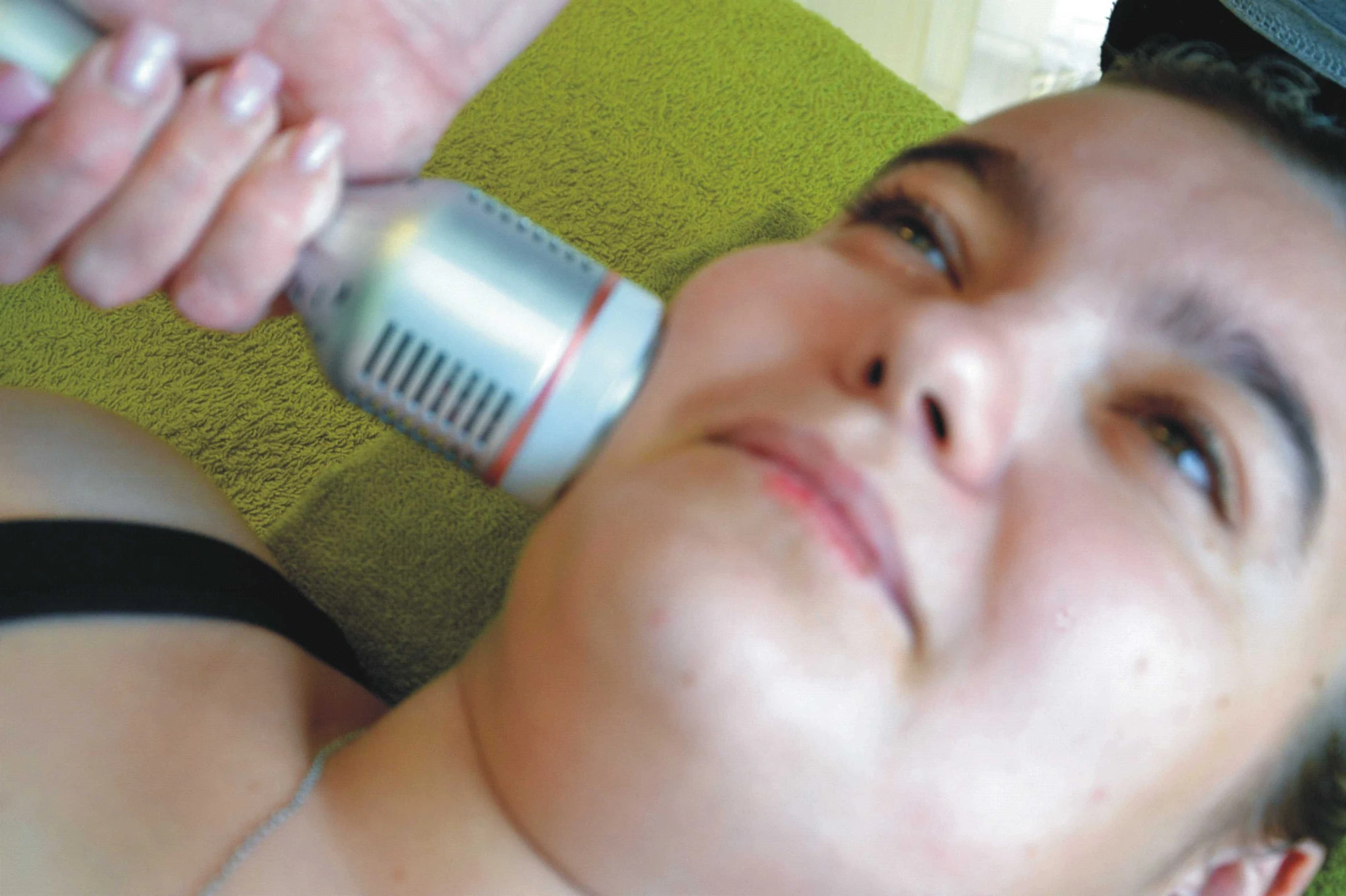 Chladicí hlavice přístroje Beauty Relax na tváři klientky