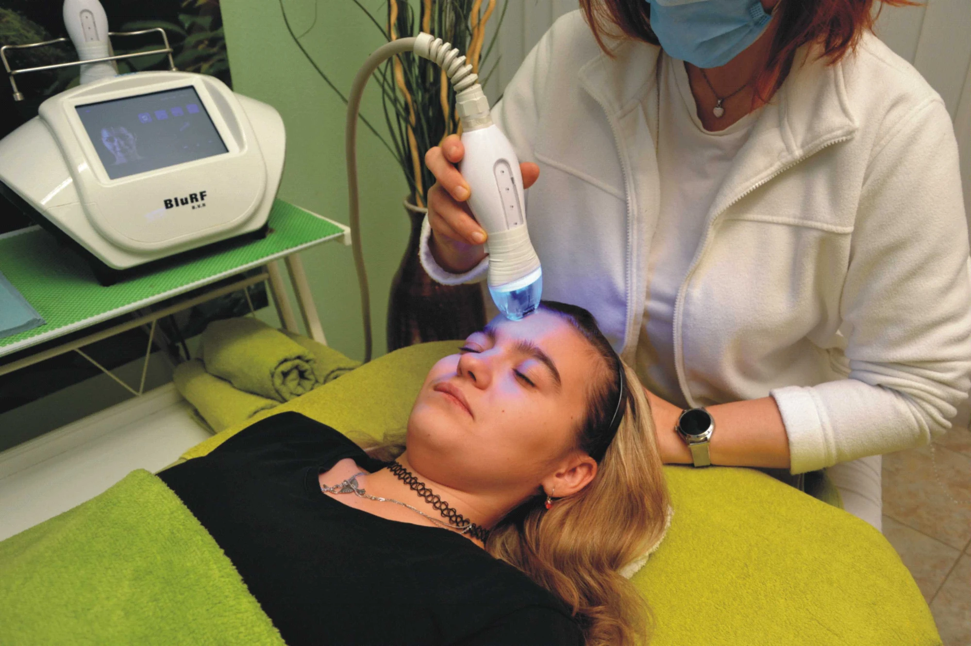 Terapeutka ošetřuje obličej klientky přístrojem Beauty Relax ve Studiu Diana